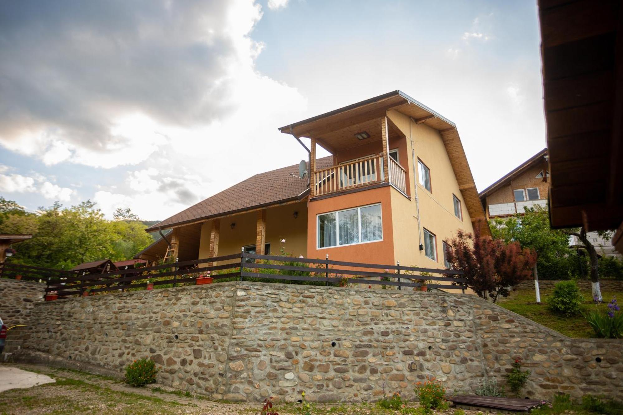Casa Rumelia Paltineni Exteriör bild